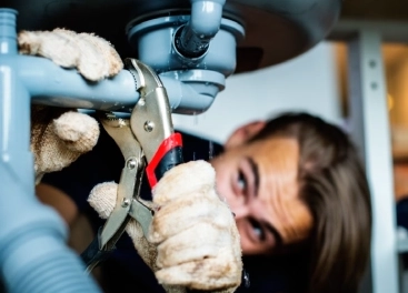 fontanero en huelva reparando tuberia